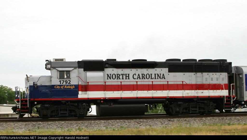 RNCX 1792 leads train 76 northbound